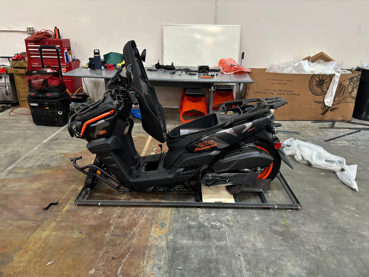 Supermach 200EFI TANK Scooter